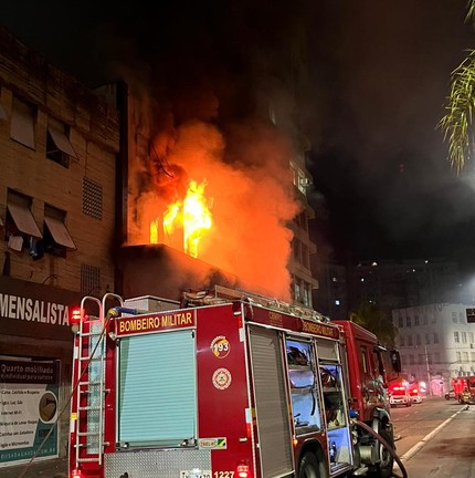 Incêndio em pousada em Porto Alegre deixou ao menos dez mortos e sete feridos em estado grave — Foto: Corpo de Bombeiros