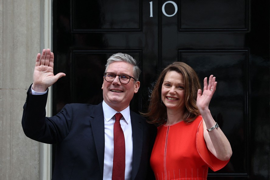 Keir Starmer e a esposa, Victoria, na entrada da sede do governo, em Downing Street