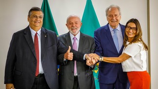 O ministro Flavio Dino, o presidente Lula, o novo ministro da Justiça, Ricardo Lewandowski e a primeira-dama Janja da Silva — Foto: Brenno Carvalho