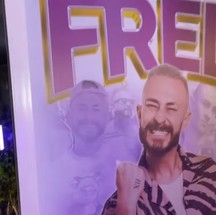 Há ainda um pôster gigante do youtuber com fotos de várias fases de sua vida — Foto: Reprodução/Instagram