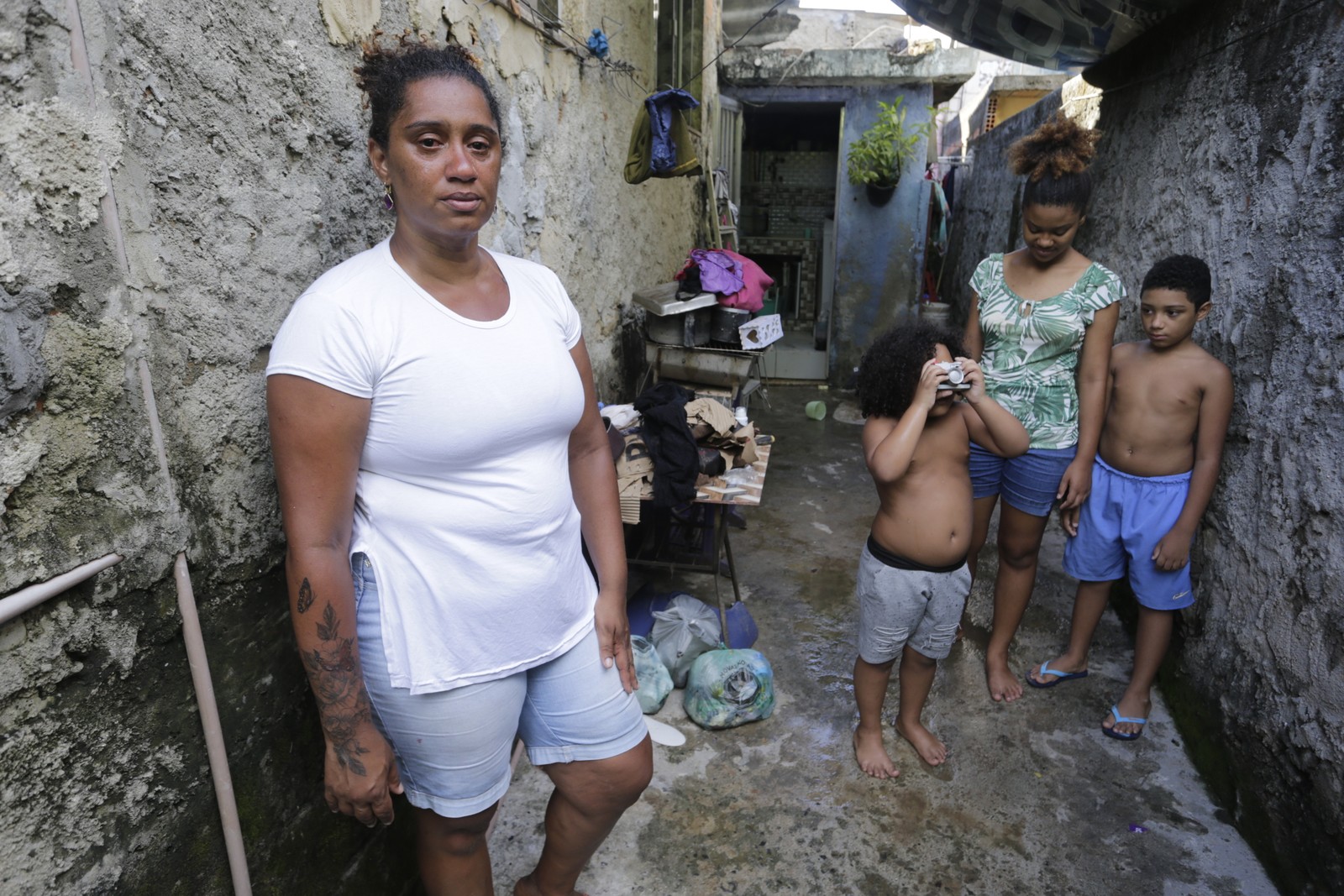 Desempregada aos 44 anos, criando sozinha três dos quatro filhos — o mais novo, de 3 anos, é autista — Foto: Domingos Peixoto