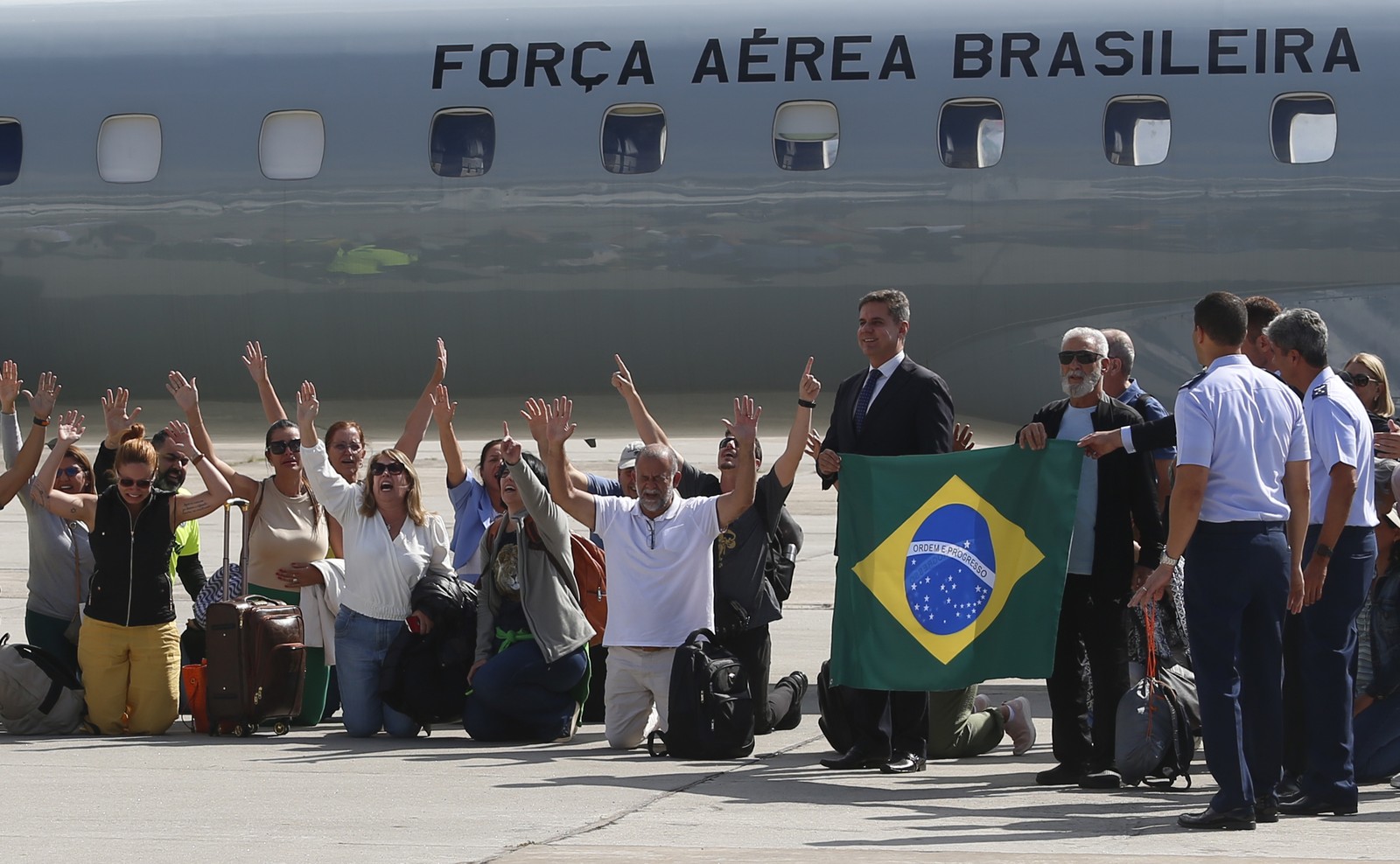 Repatriados de Israel chegaram ao Rio de Janeiro, no Galeão, na manhã desta quarta-feira (11) — Foto: Fabiano Rocha/Agência O Globo