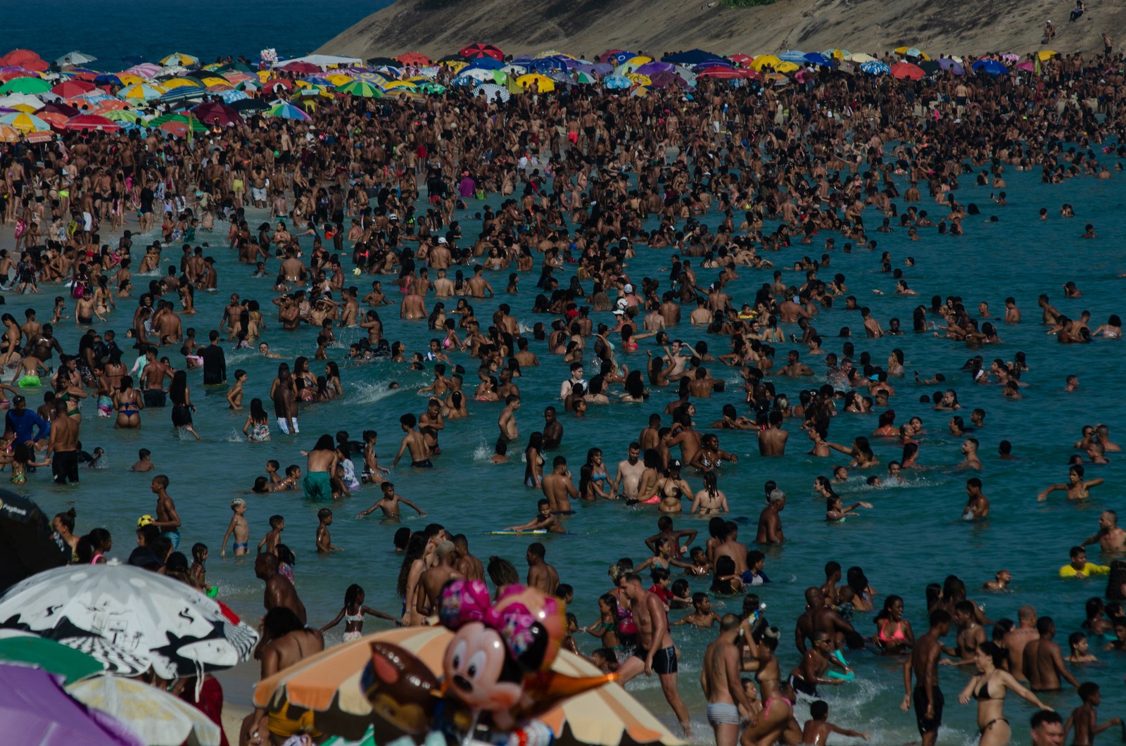 Banhistas aproveitam a praia da Macumba, zona oeste do Rio de Janeiro, no dia 24 de setembro de 2023, durante uma onda de calor que registrou 39,9 graus. — Foto: AFP