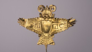 Representa uma figura ornitomorfa com asas estendidas. Ouro.  Cultura Nasca, Costa Sul do Peru 200 a.C – 400 d.C — Foto: Divulgação/Agência Galo