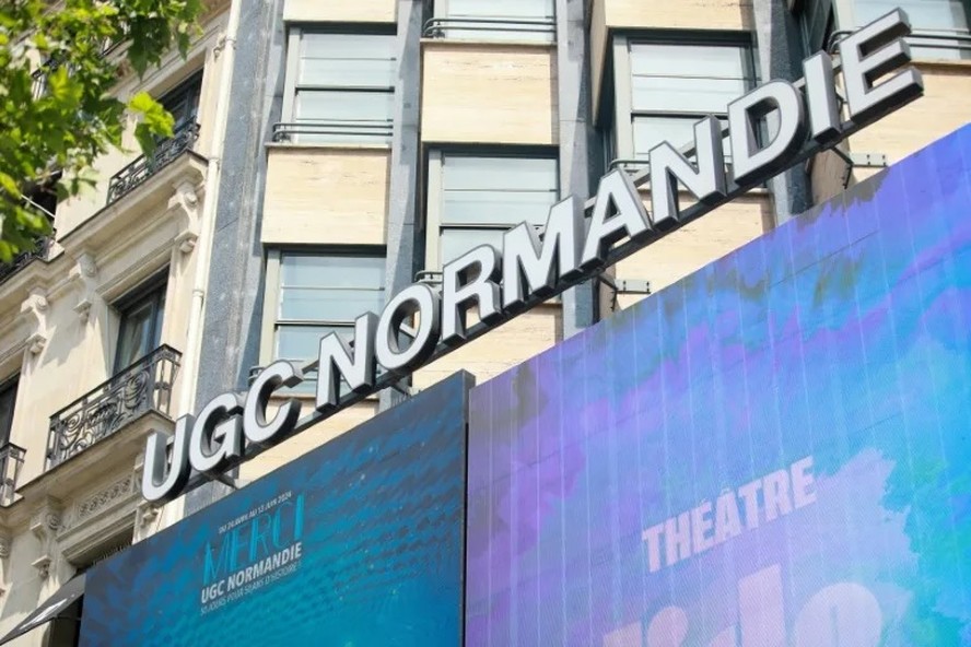 A fachada do UGC Normandie, cinema icônico que fechou as portas em Paris