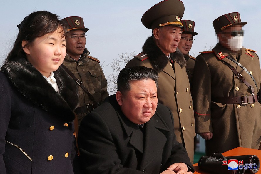 Kim Jong-un, líder da Coreia do Norte Kim Jong Un, e Kim Ju-ae, sua filha, observam um exercício de lançamento de míssil simulando um ataque nuclear tático em Condado de Cheolsan, Província de Pyongan do Norte em foto divulgda pela mídia norte-coreana em 20 de março de 2023