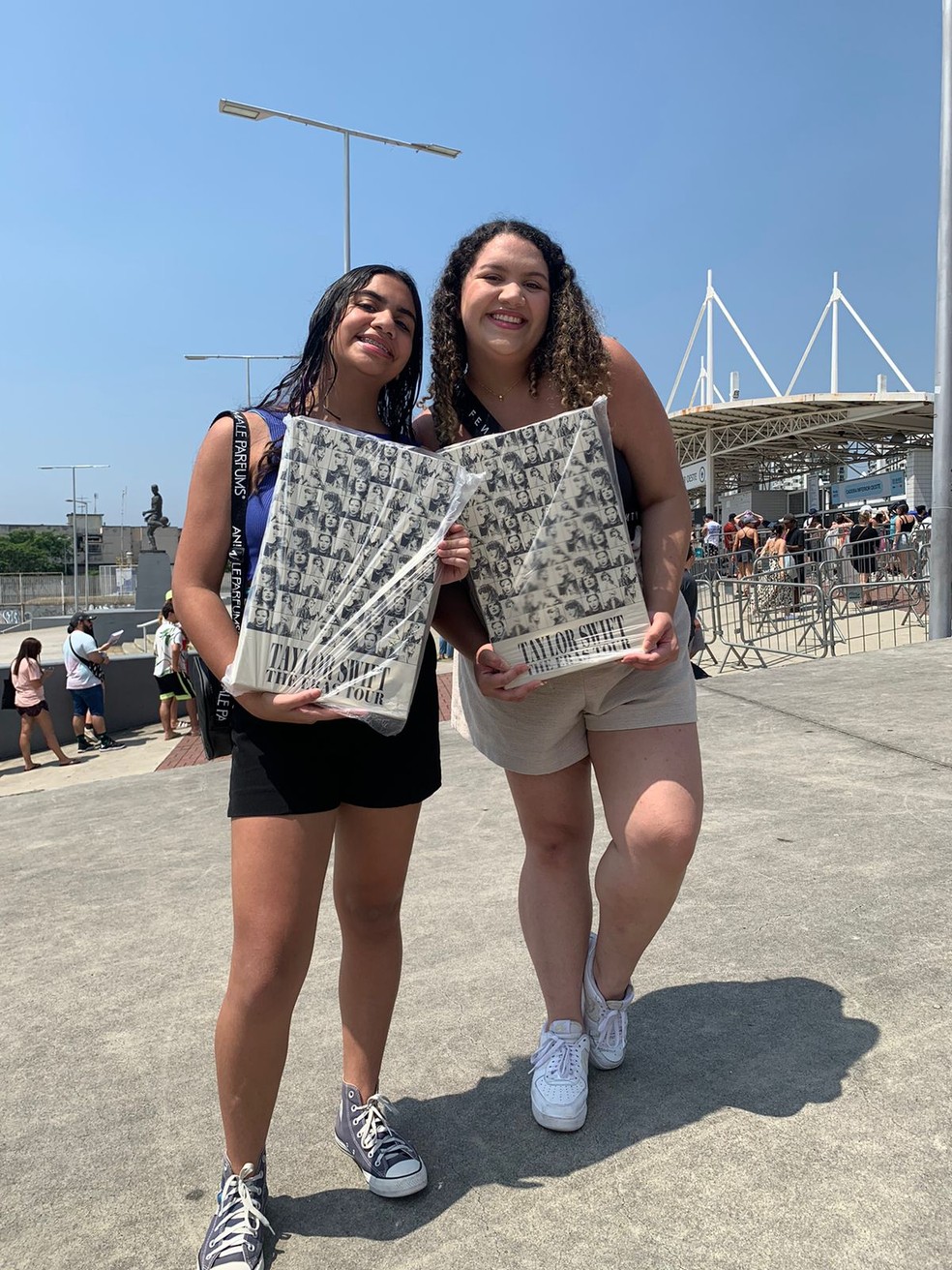 Giulia e Manuela Lobo gastaram cerca de R$ 3.000 com roupas, acessórios e ingressos para ir à "The Eras Tour" — Foto: Acervo pessoal