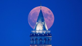 Superlua Azul vista de Istambul na Turquia — Foto: YASIN AKGUL / AFP