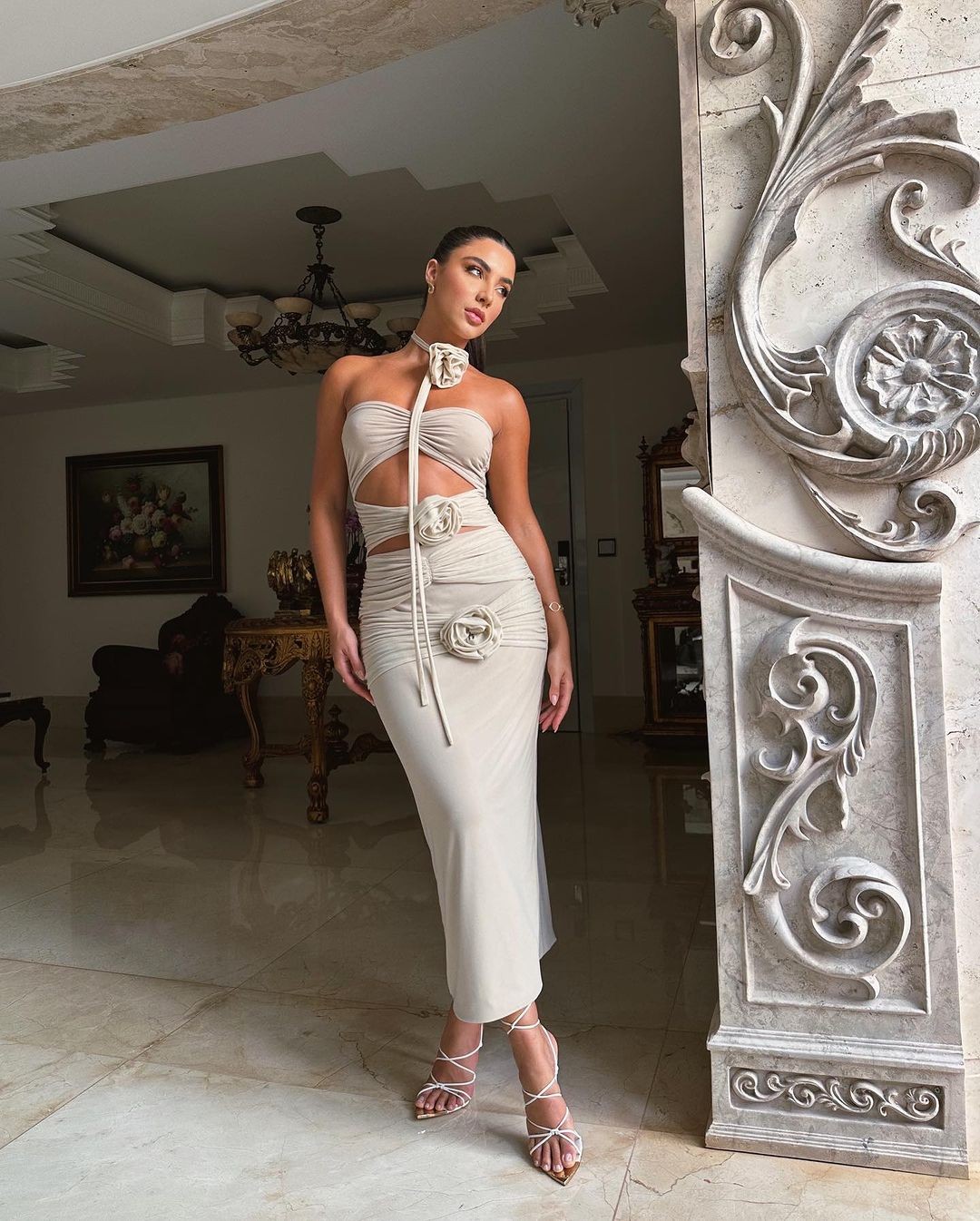 Cut-out: Gabriela Versiani optou por modelo de vestido recortado — Foto: Reprodução Instagram