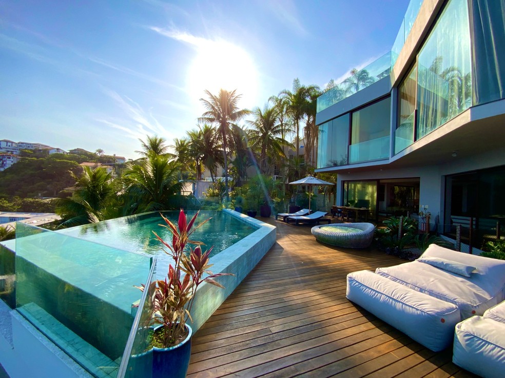Casa do Joá: área externa, deck e piscina com borda infinita — Foto: Divulgação / LuxoBrasil