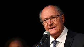 Vice-presidente eleito brasileiro Geraldo Alckmin anuncia equipe de governo de transição, em Brasília — Foto: EVARISTO SA/AFP