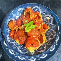 O conchiglione, um macarrão italiano em formato de concha, recheado com mozarela de búfala, tomate confitado e manjericão, é um dos sucessos do Cinque Terre — Foto: Divulgação