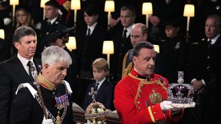 A coroa do Estado Imperal, a esfera e o cetro são levados ao Reitor de Windsor para serem colocados no altar-mor dentro da Capela de São Jorge, no Castelo de Windsor — Foto: Victoria Jones / POOL / AFP