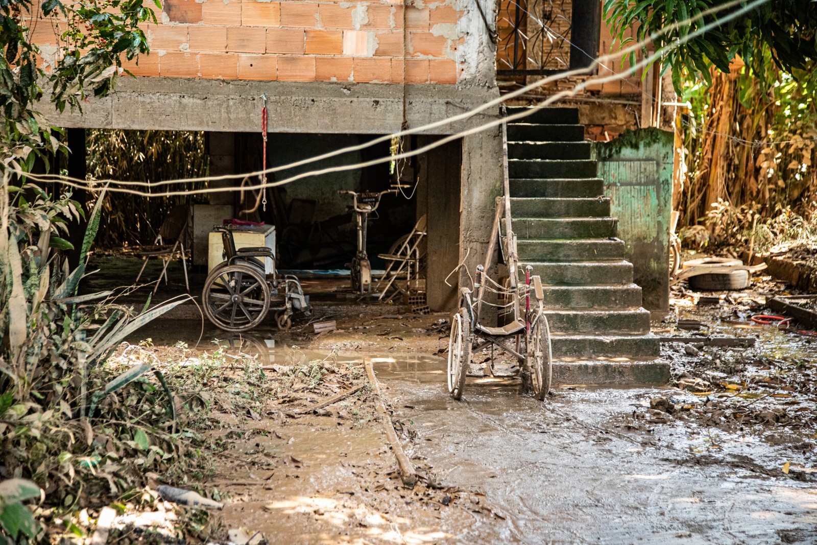 Ruas ficaram alagadas e moradores ficaram ilhados em alguns pontos. — Foto: Hermes de Paula / Agência O Globo