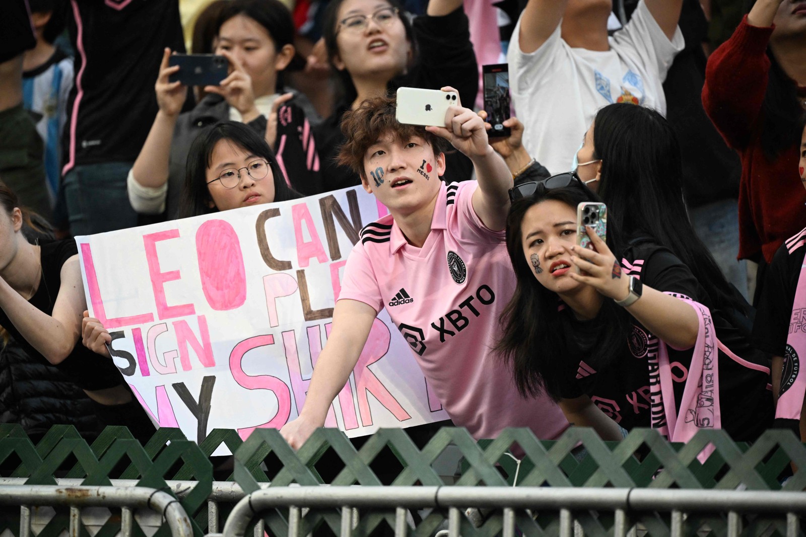 Treino aberto no sábado levou 'Messimania' a estádio em Hong Kong — Foto: PETER PARKS / AFP