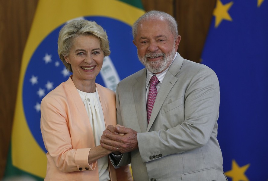Presidente da Comissão Europeia, Ursula von der Leyen, ao lado do presidente Luiz Inácio Lula da Silva