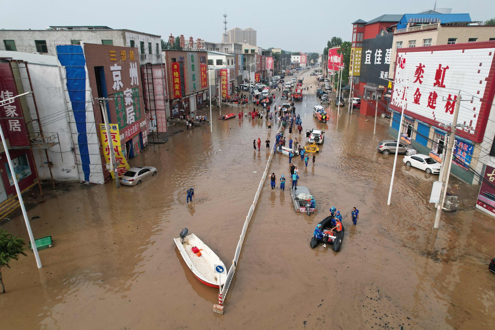 Equipes de resgate atuam em uma vila inundada em Zhuozhou, cidade de Baoding, na província de Hebei, em 2 de agosto de 2023.  — Foto: Jade Gao / AFP