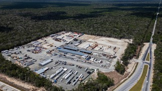 Os ativistas denunciam que a obra carece de estudos de impacto ambiental aprovados — Foto: Carl de Souza/AFP