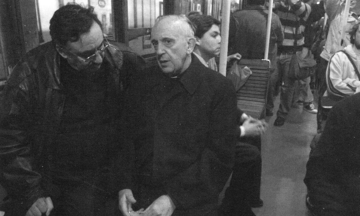 Em foto de 2009, o então cardeal argentino Jorge Mario Bergoglio fala com um homem enquanto anda de metrô em Buenos Aires, Argentina. Papa era conhecido pelo estilo simples de vida, que andava em transportes coletivos e se misturava com os pobres de Buenos Aires  — Foto: Sergio Rubin