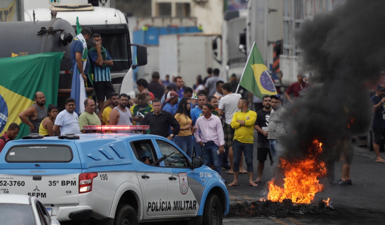 PA Rio de Janeiro (RJ) 01.11.2022 - caminhoneiros bolsonaristas fecham o a acesso a BR 101 na altura de Itaboraí. — Foto: Gabriel de Paiva\ Agência O Globo