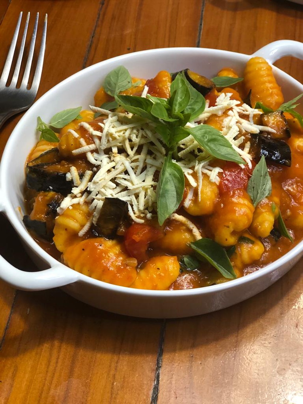 Nhoque com molho de tomate pelati, cubos de berinjela frita e ricota defumada, do Carmine — Foto: Divulgação