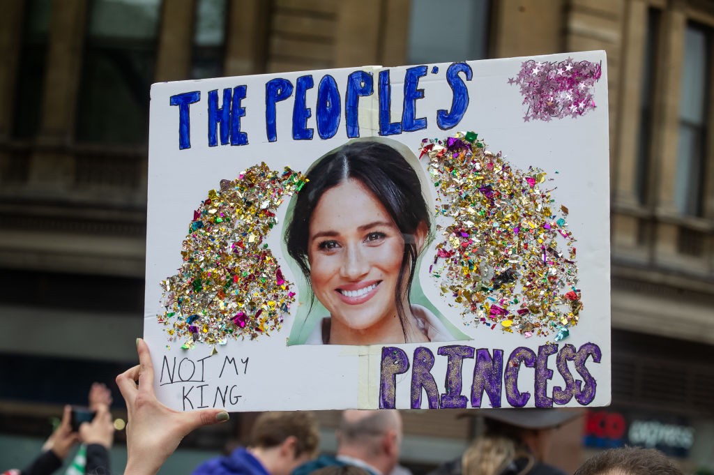 Cartaz com foto de Meghan Markle — Foto: Getty Images