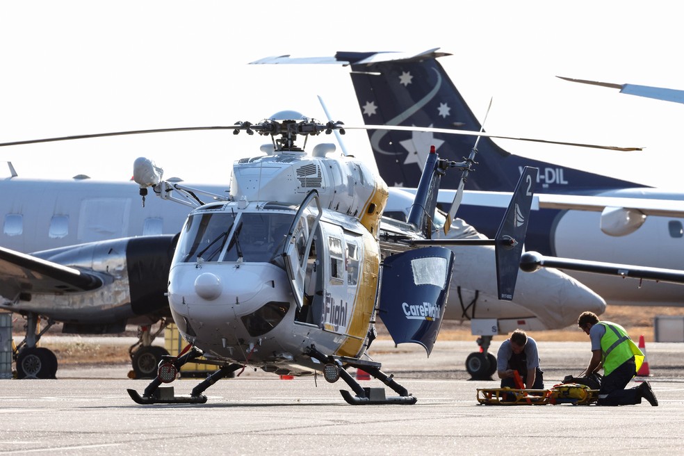 Socorristas em Aeroporto Internacional de Darwin — Foto: DAVID GRAY / AFP