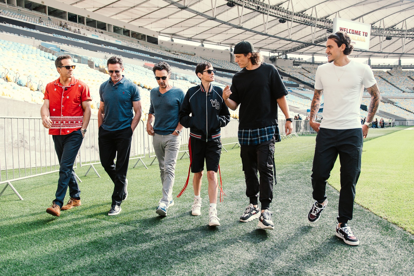 Ryan Reynolds, Hugh Jackman, Shawn Levy, Emma Corrin, David Luiz e Pedro no Maracanã — Foto: Walt Disney Pictures / Divulgação