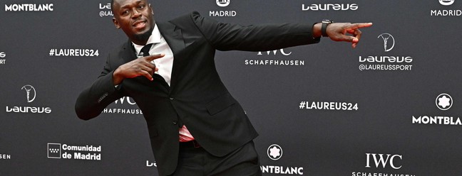 O velocista jamaicano Usain Bolt posa no tapete vermelho antes da 25ª gala do Laureus World Sports Awards em Madri — Foto: JAVIER SORIANO / AFP