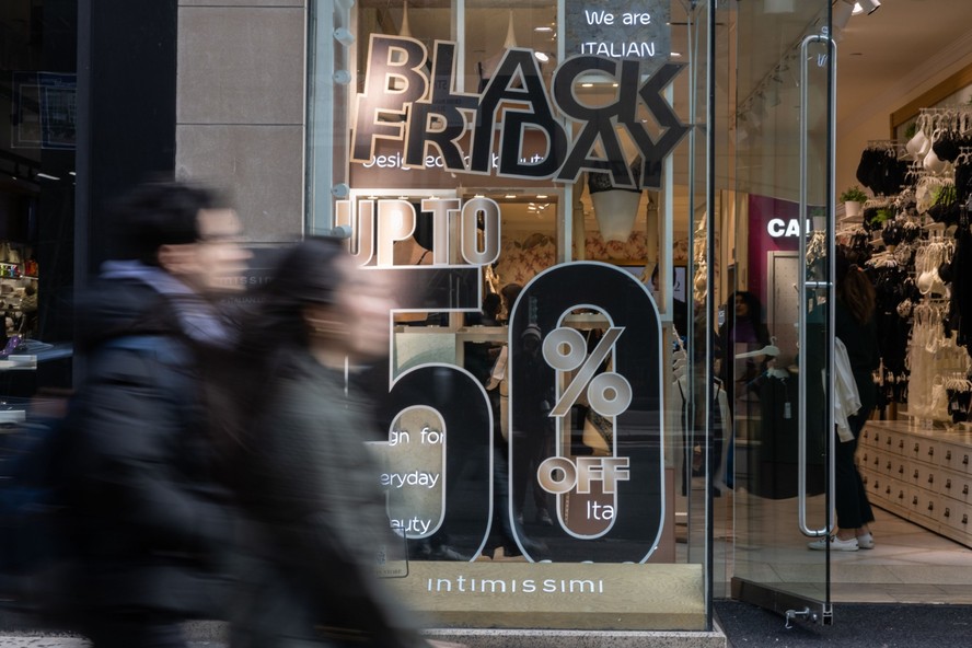 Vitrine de loja, em NY, com indicação de desconto na Black Friday; data gerou faturamento recorde para comércio online