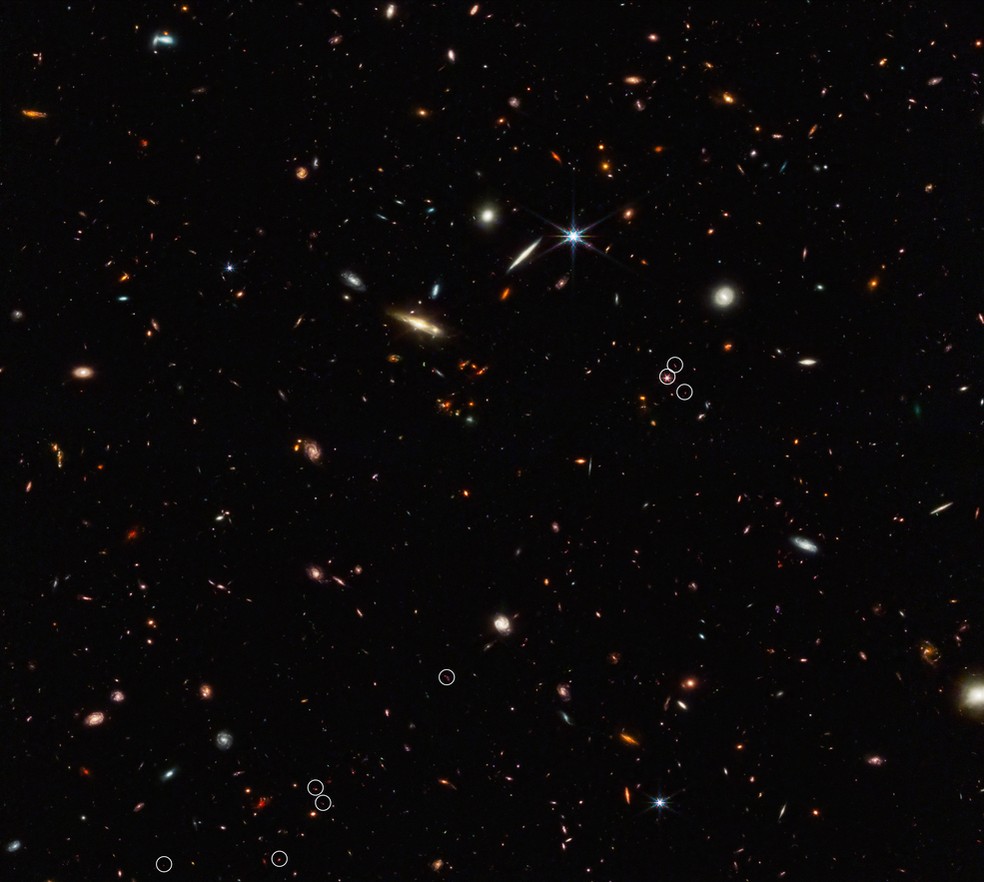 Imagem do James Webb captou galáxias distantes de quando o universo tinha 0,8 bilhão de anos. — Foto: NASA, ESA, CSA, Feige Wang (University of Arizona), and Joseph DePasquale (STScI)