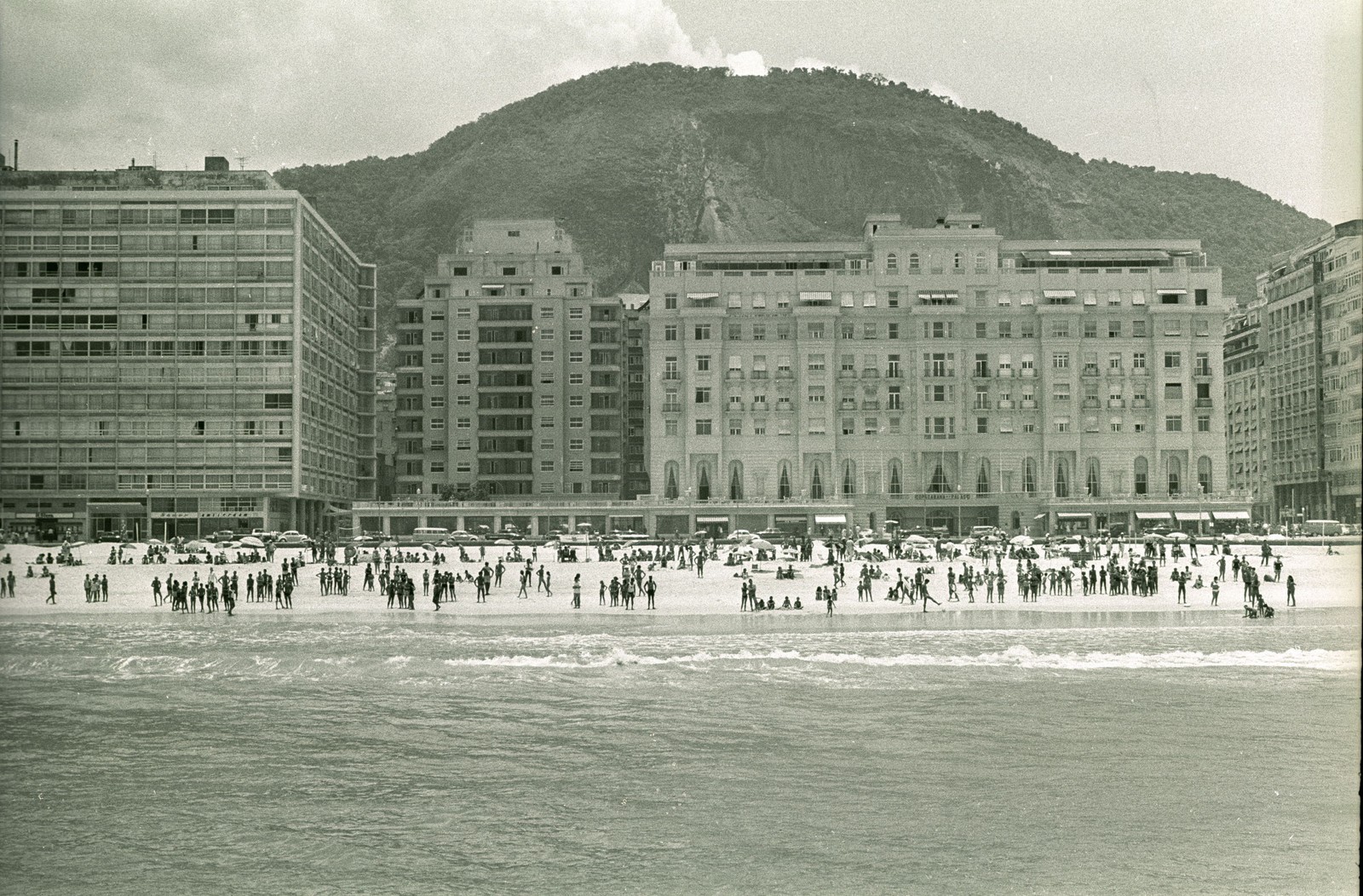 Copacabana Palace em foto provavelmente datada dos anos 1970 — Foto: Arquivo / Agência O Globo