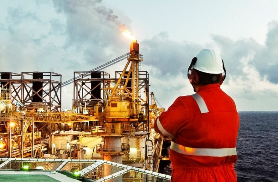 Petroleiro em plataforma: empresa quer abrir espaço para retomar investimentos