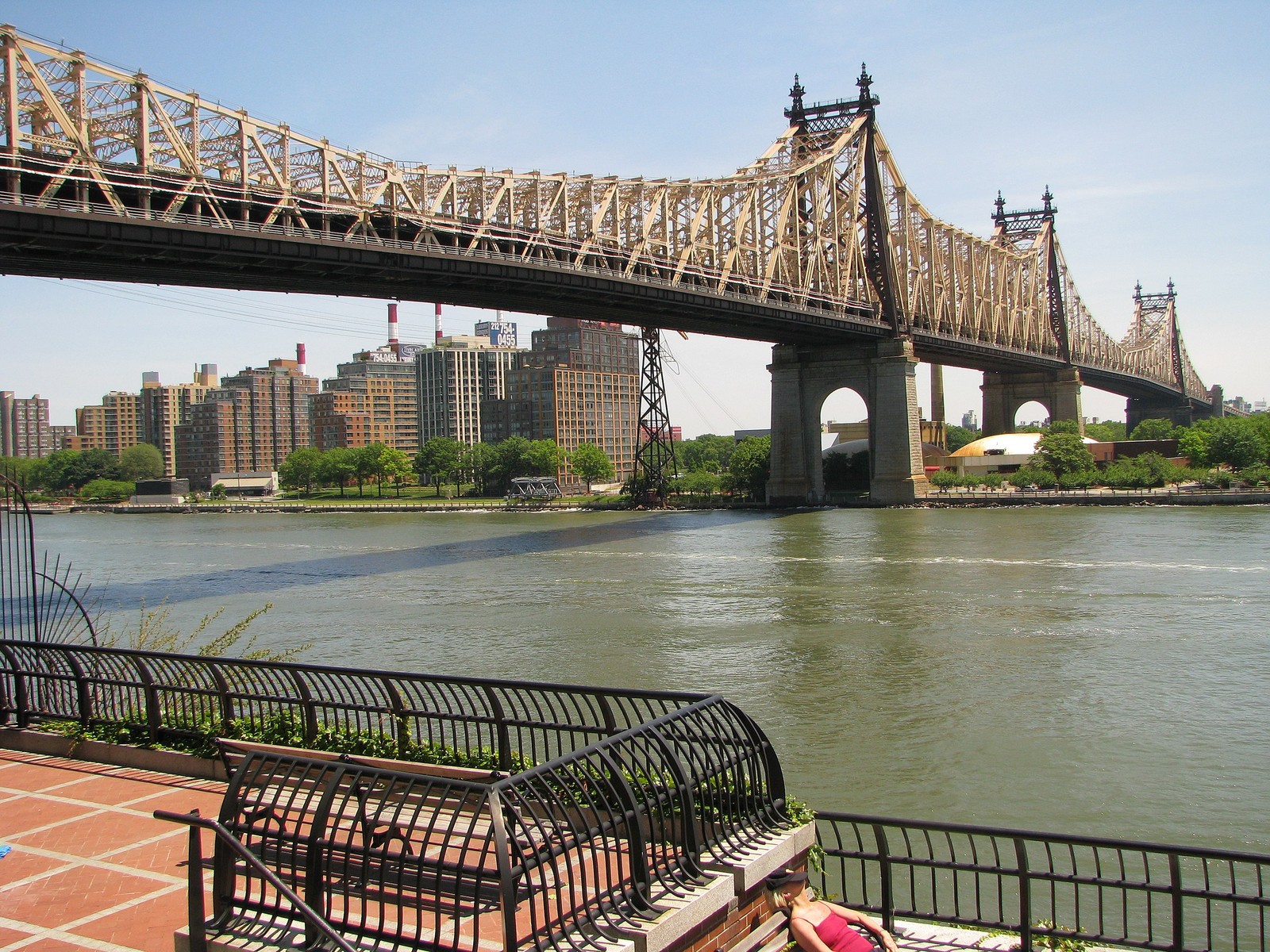 The Ed Koch Queensboro Bridge, uma ponte entre os bairros de Queens e Manhattan na cidade de Nova York - Foto Wikimedia Commons