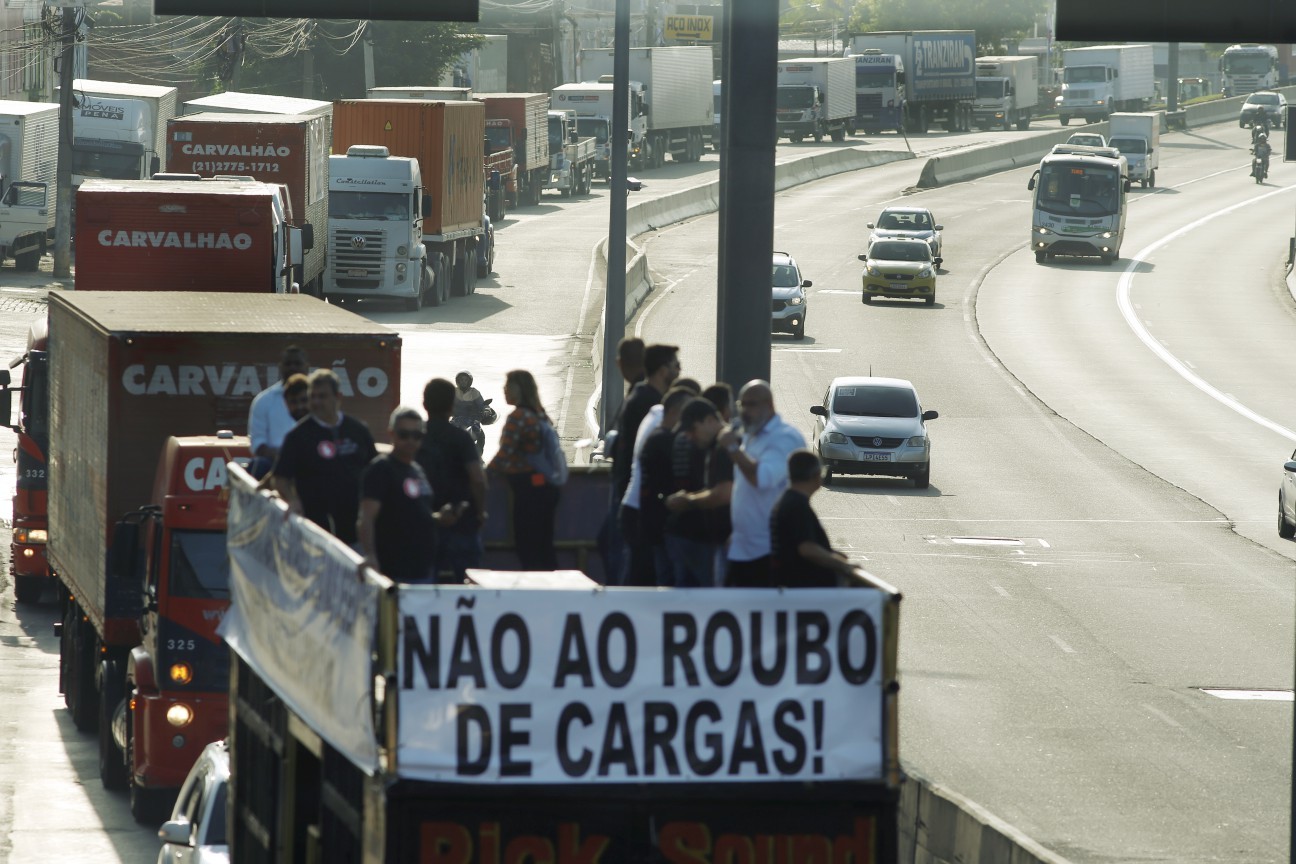 Caminhões em manifestação contra o crescente número de roubo de cargas no Rio — Foto: Fabiano Rocha/Agência O Globo