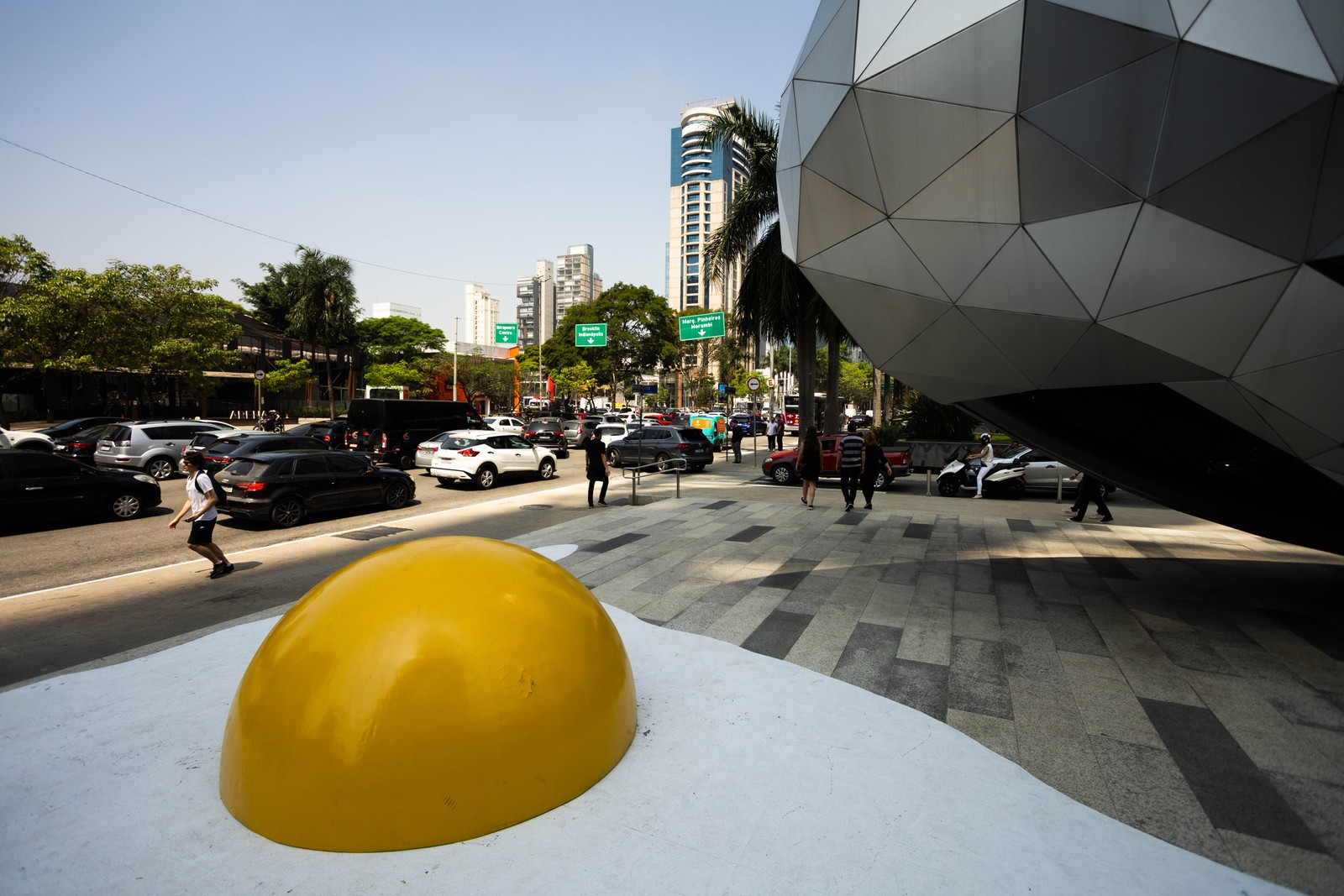 EGGCIDENT. Intervenção urbana criada pelo artista holandês Henk Hofstra, que busca chamar a atenção para as mudanças e o aquecimento global. — Foto: Maria Isabel Oliveira/Agência O Globo