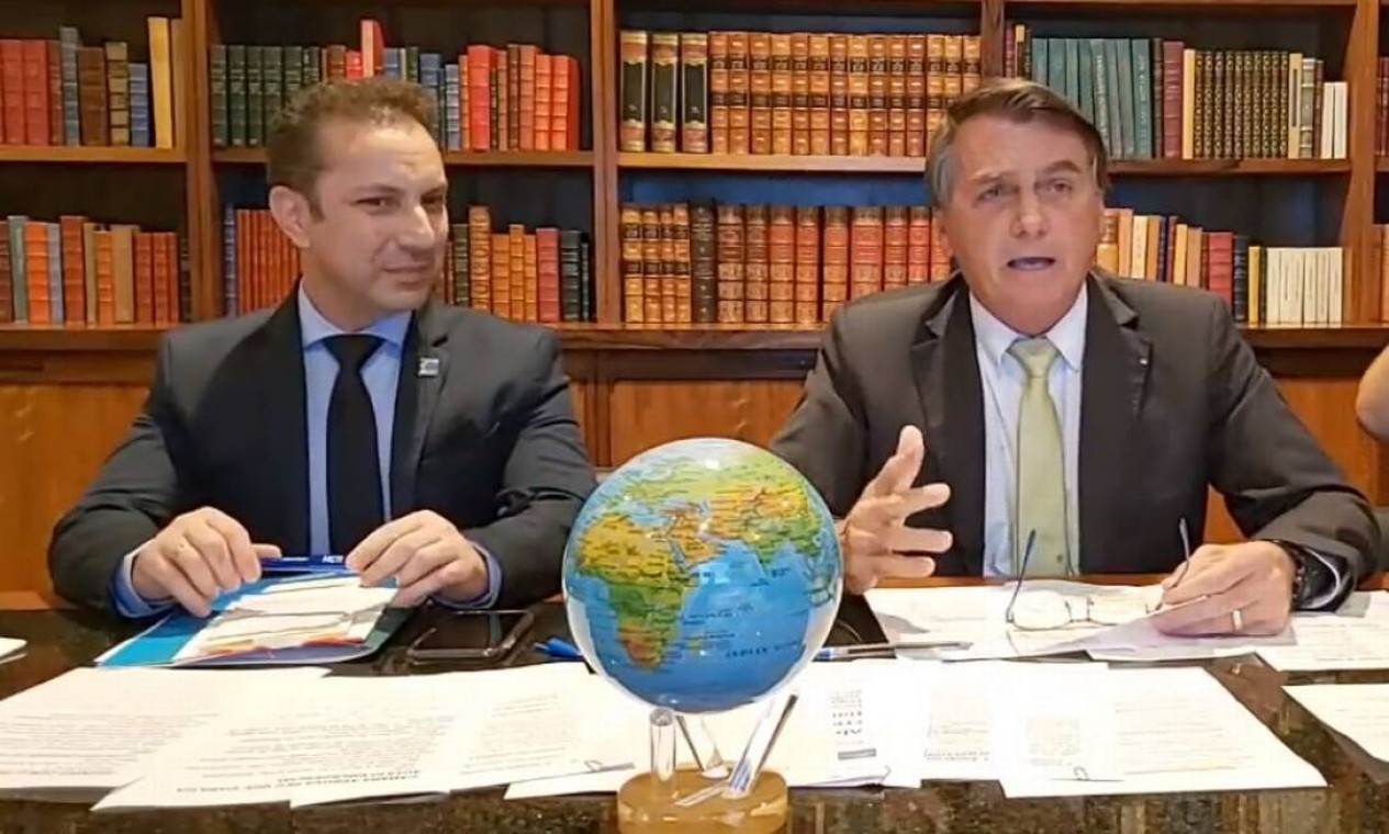 Depois de discursar ao lado de ministros em novo tom, usando máscara e a favor da vacina, o presidente Jair Bolsonaro apareceu em live, no dia seguinte, com um globo terrestre à mesa. O terraplanismo é uma das ideias difundidas pelo guru do presidente, Olavo de Carvalho  — Foto: Reprodução - 11/03/2021