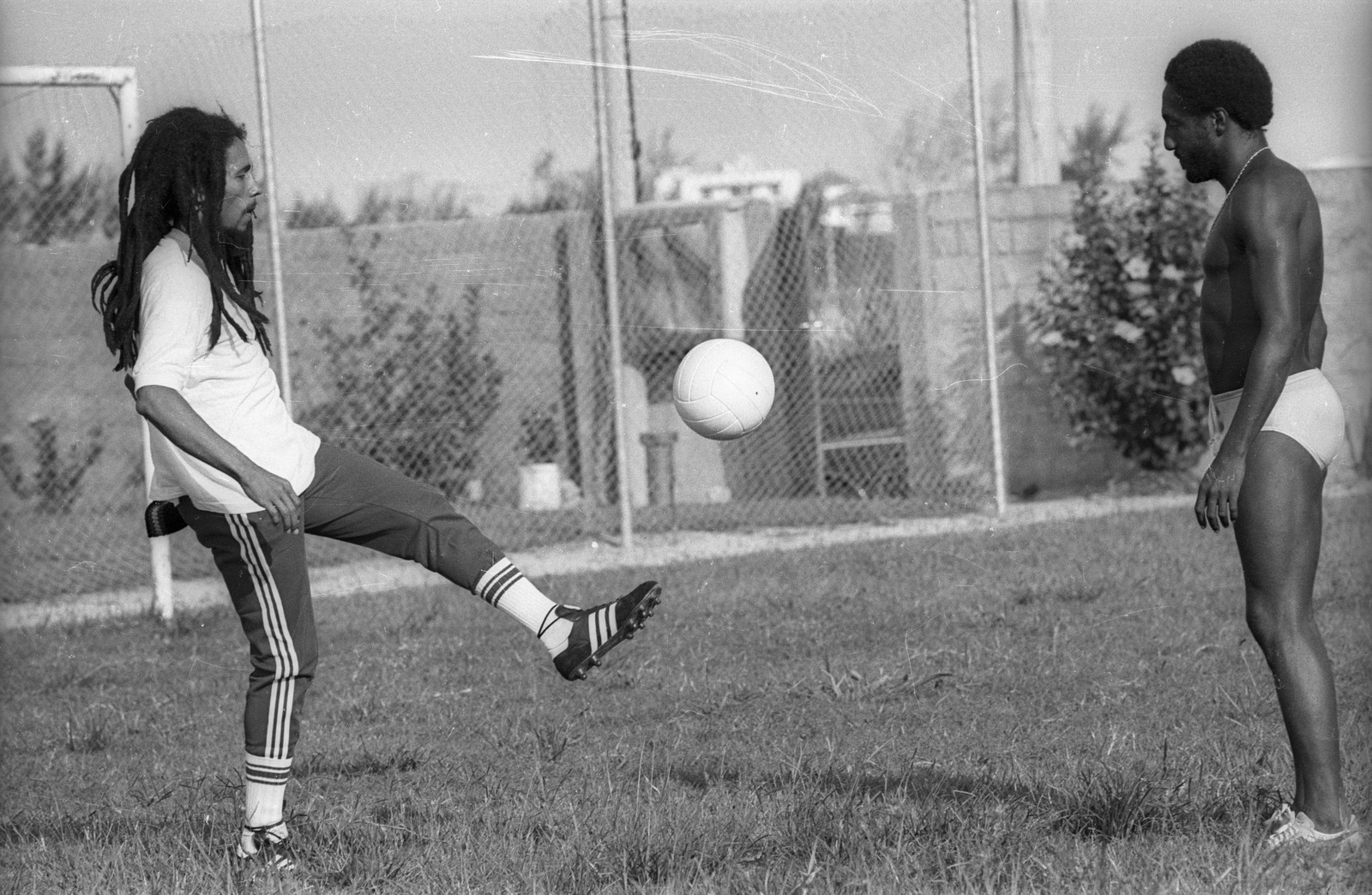 Bob Marley e Paulo Cesar Caju em pelada no campo de Chico Buarque — Foto: Luiz Pinto / Agência O Globo