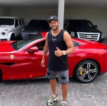 Ferrari: jogador de futebol Hulk mostrou carro de luxo — Foto: Reprodução Instagram