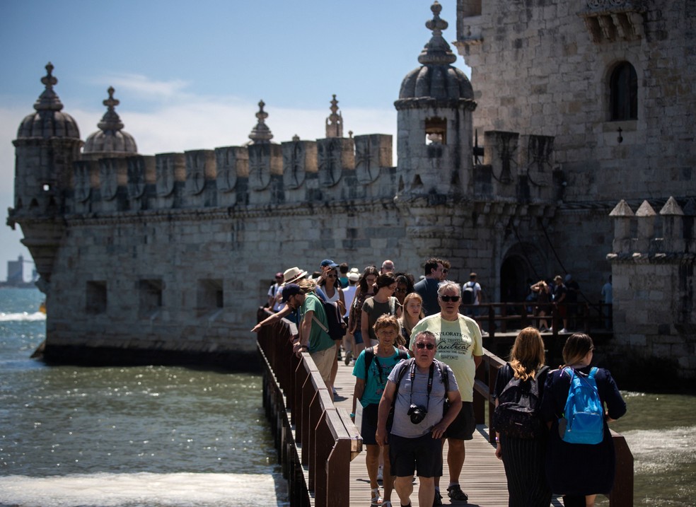 Turistas visitam a Torre de Belém, em Lisboa — Foto: Carlos Costa/AFP/28-5-2022