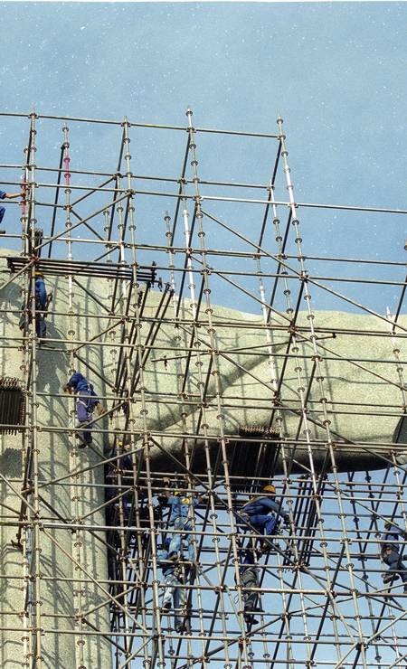 Para construção, foram cinco anos de trabalho, de 1926 a 1931. Na foto, a obra de restauro no monumento — Foto:  Custódio Coimbra / Agência O Globo