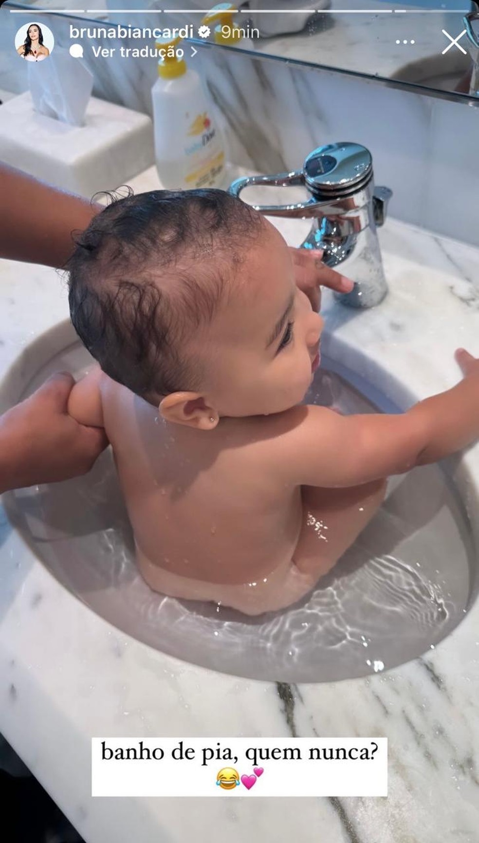 Bruna Biancardi mostra Mavie tomando banho na pia — Foto: Reprodução/Instagram