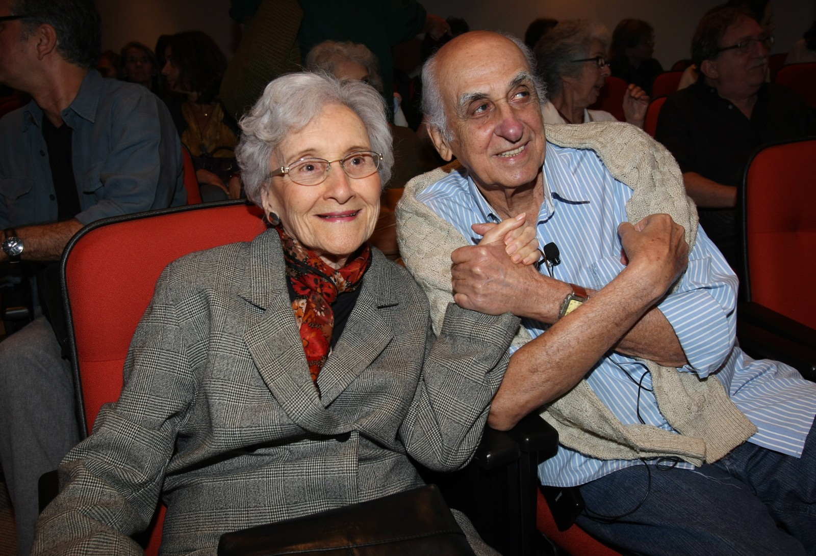 A professora Cleonice Berardinelli com o amigo e ex-aluno Zuenir Ventura, em evento pelos 80 anos do jornalista — Foto: Marcos Ramos