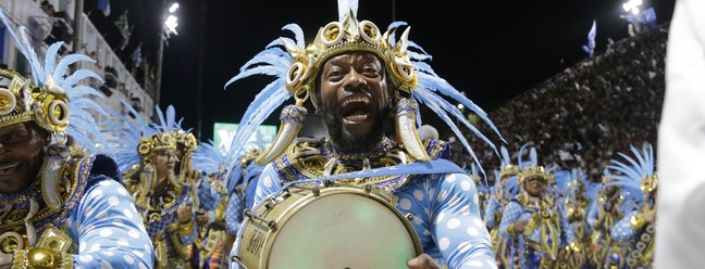 Beija-flor, segunda escola a desfilar na noite deste domingo de carnaval no Rio de Janeiro — Foto: Domingos Peixoto