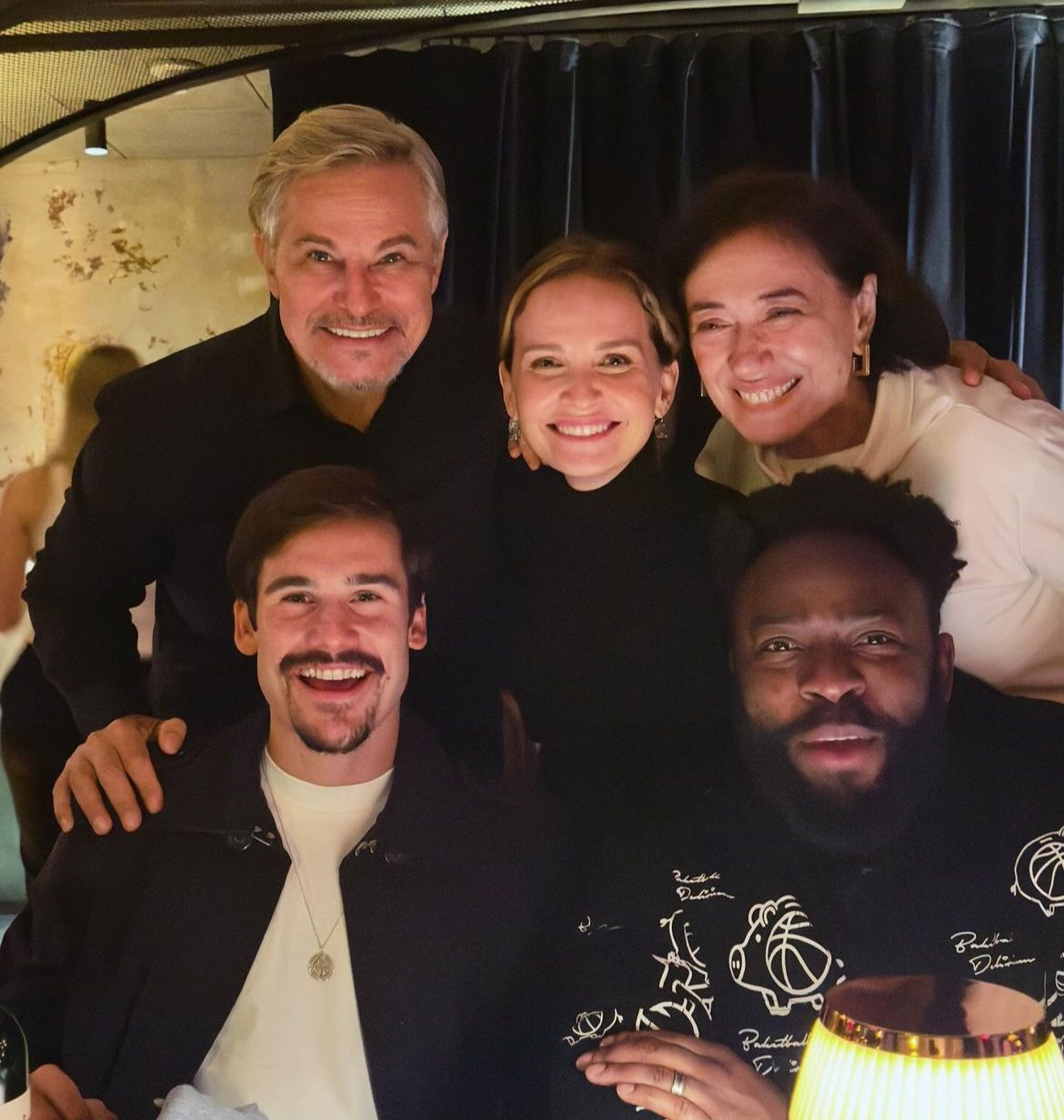 Edson Celulari com parte do elenco de "Fuzuê" em NY — Foto: Reprodução/Instagram