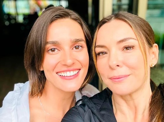 Priscila Sztejnman e Regiane Alves nos bastidores de "Vai na fé"