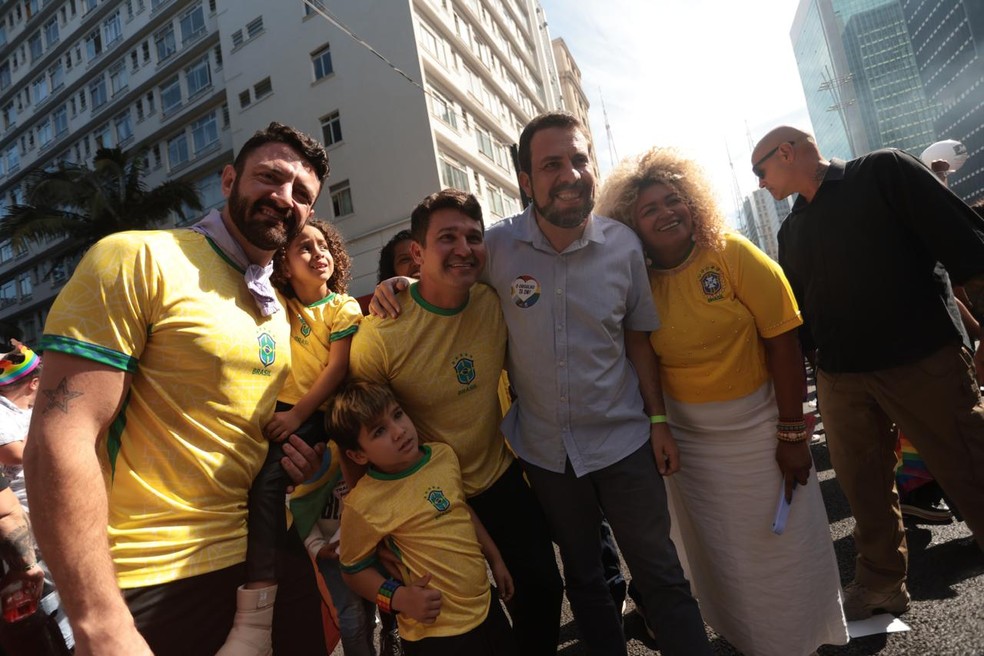 Guilherme Boulos (PSOL) na Parada LGBTQIA+ de 2024, em SP — Foto: Maria Isabel Oliveira