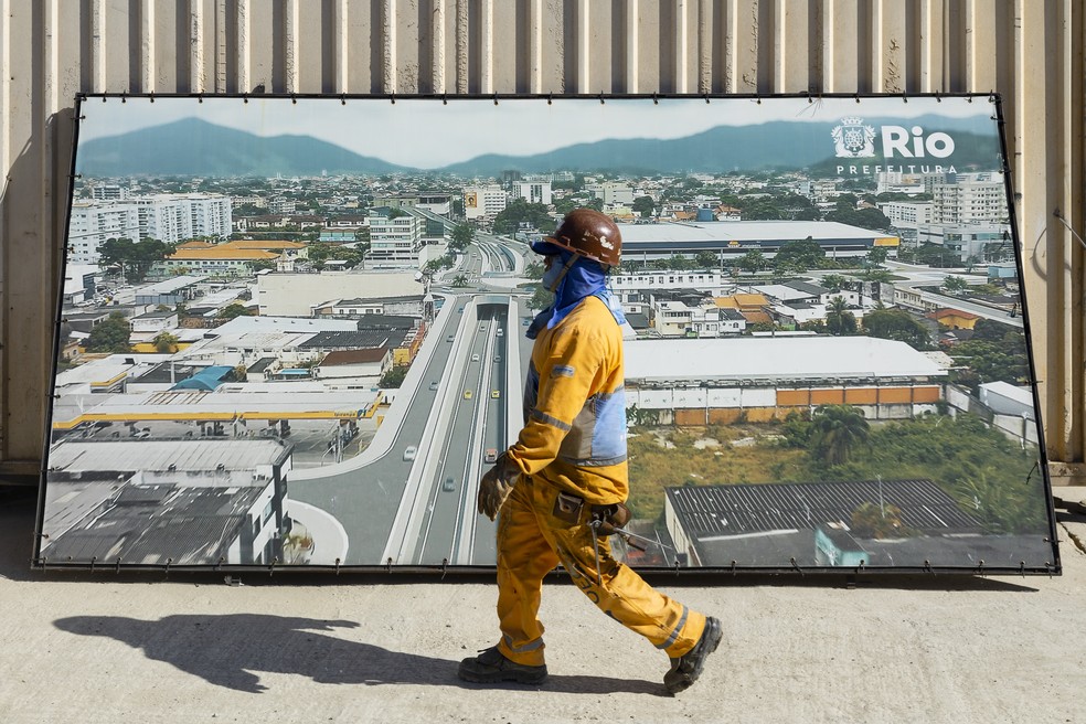 Operários trabalham na conclusão das obras do mergulhão da Cesário de Melo que integra o projeto do Anel Viário de Campo Grande — Foto: Leo Martins