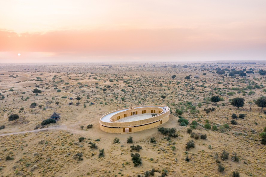 Pôr do sol em Jaisalmer, conhecida como “A Cidade Dourada” por conta de sua variedade arquitetônica de arenito amarelo