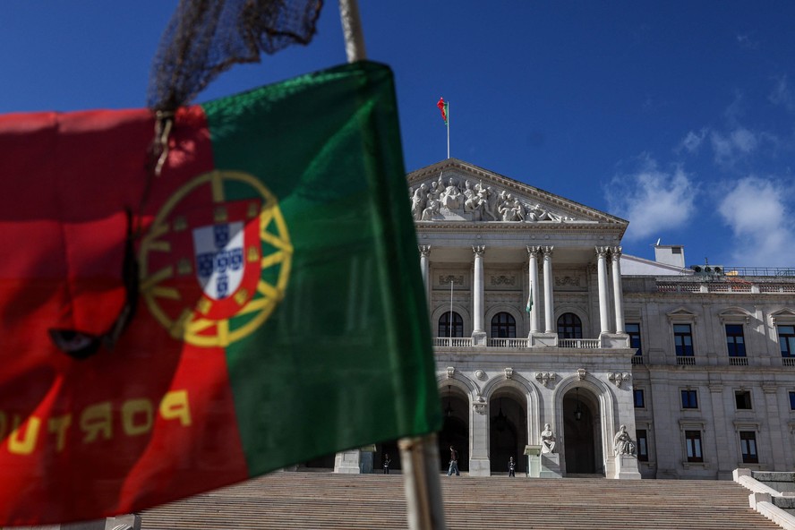 Bandeira de Portugal diante do Parlamento. Mudança na regra teve aval do lesgislativo
